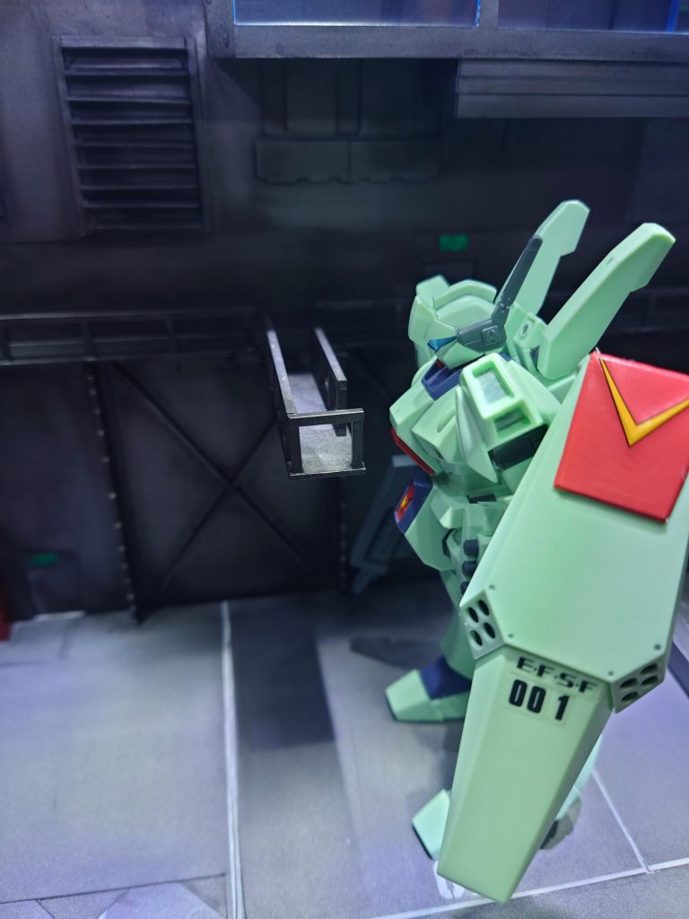 MSへ搭乗するための通路。実は上に跳ね上がります。出撃するときに邪魔になりますからね😙