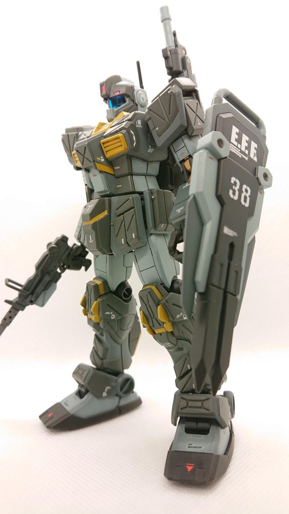 今回はウェラブルアーマーとその他の塗り分けに重点をおきました。後は定番の肩の接続部を切り離し、 接続部をポリキャップで上下に可動できるよう加工しています。