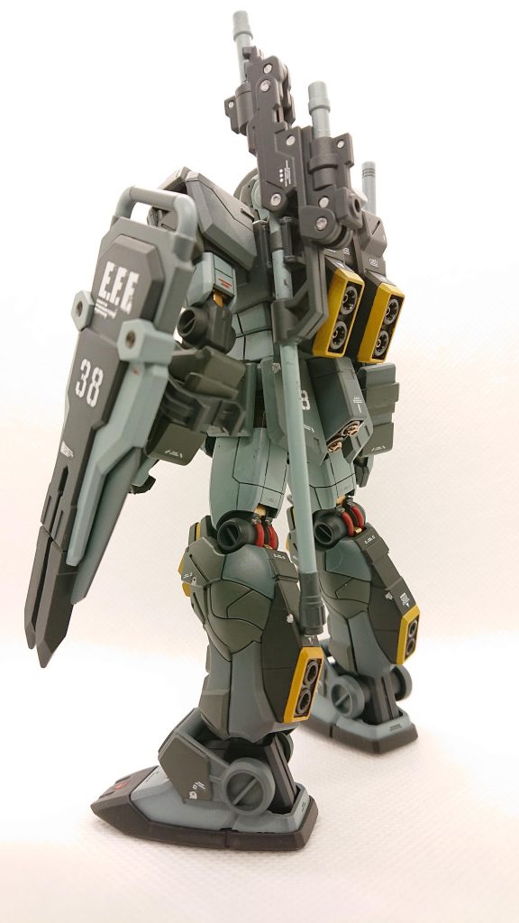 左側後方より。脚部塗り分けは、ウェアラブルアーマーはRLMグレーグリーン、その他はジャーマングレー(退色)、増加スラスター基部はフィールドグレーで塗装しました。
