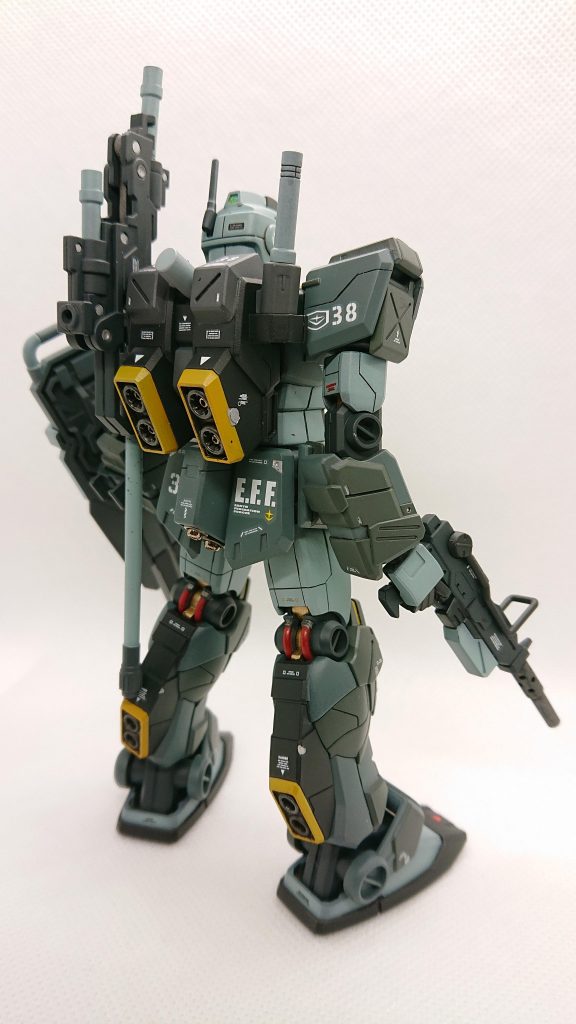 マシンガンは内部にネオジム磁石を仕込みバックパックにマウントできます。ビームランスもマウント用の地具を作製、これにネオジム磁石を仕込んで、同じくバックパックにマウントできます。