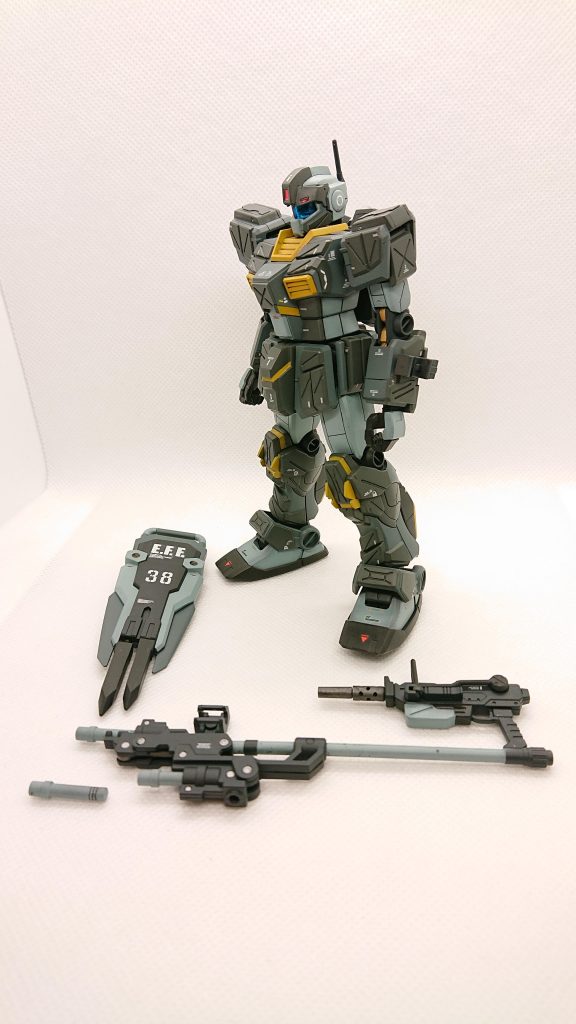 今回はサクッと作製できると息子から聞いたのでこのキットを選びました。確かにスジボリも少なく順調…。いざ塗装を始めてみるとウェアラブルアーマーとその他のアーマーの塗り分けがしたくなりマスキング地獄に、どうせなら黄色のラインも塗装でと、またマスキング。塗装が終わって組み立ててみると、フンドシが見当たらず…。パーツ隠しにあんなに大きなパーツを隠されました。そこでメルカリで不足パーツを調達して何とか完成となりました。