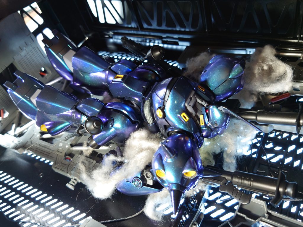 メインスラスター最大で、工場の天井ブチ破るシーンは再現出来ませんよ。てか、寝かしたまま機体を完成させるのは良しとして、武装を装備させるのは大変そうです。ご苦労様です。