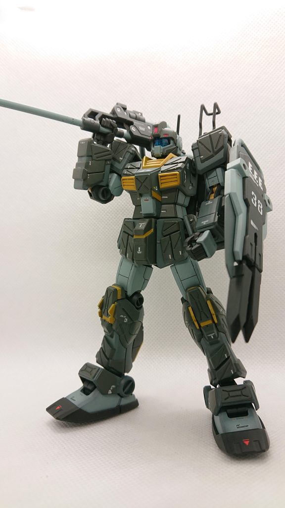 ビームランスを肩に担いで、肩を少々改造したおかげで自然に怒り肩になるのと、可動も向上しています。ポリキャップ剥き出しではカッコ悪いのでプラ板で蓋をしてそれなのに見えるように。古い連邦系のHGには効果的な改造かと思います。