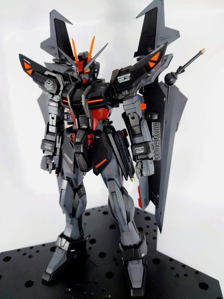 15年前発売のキットですがSEED系機体はスタイリッシュでカッコいい😁スジ彫り等はせずに元々あるディティールを活かすように塗り分けしました。