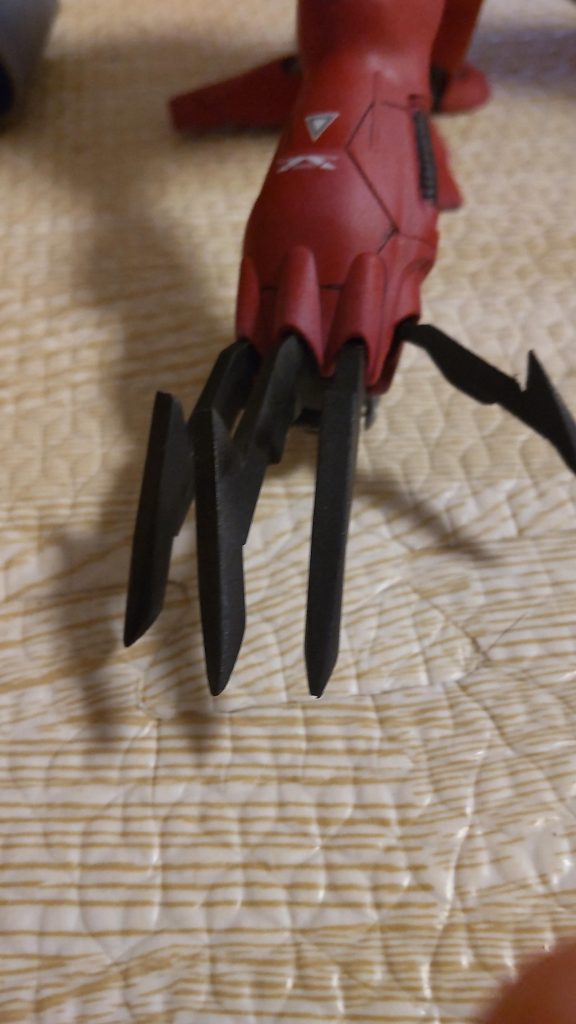 爪はプラ棒で作成