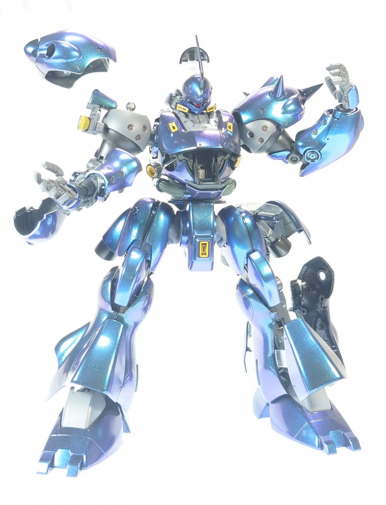 透明プラバンと白背景で、装甲が浮いているように見せてます。