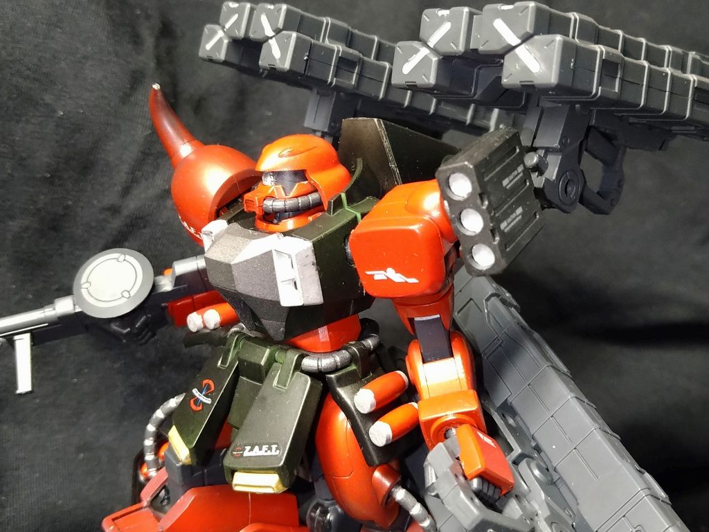 最初は射撃が苦手なルナマリアが、この武装で戦場に出るようなイメージで塗装しましたが、途中で、ジョニーライデンが、乗りそうなカラーリングになってしまいました。