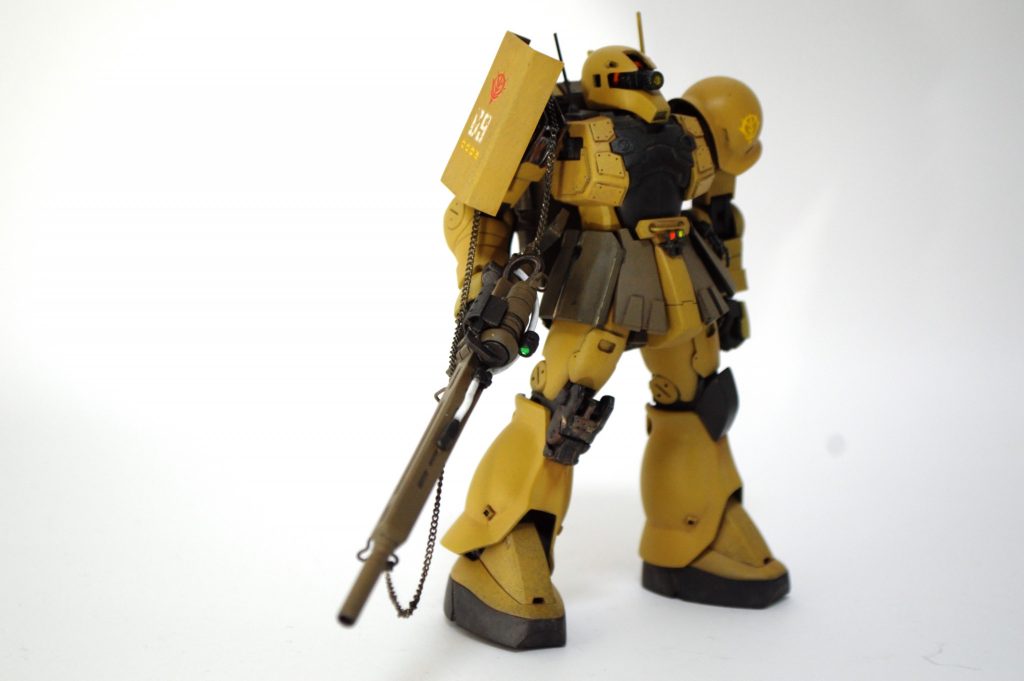 スコープレンズは大径なのに野ざらしは無防備に思えたので、RGザクの膝関節のカバーを流用してレンズキャップを追加しました。受け側も大径化してます。