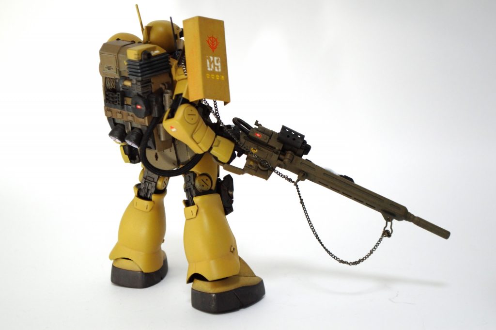 右肩には現地改修をイメージして急造品のシールドを追加しましたポリキャップ式なので若干の角度変更が可能ですスコープのケーブルはスプリングに置き換えました