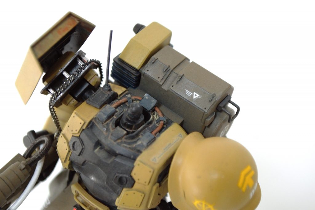 首回りが寂しかったので、パイピングを施しました肩にはチェーンの擦過ダメージを受け止める器具を追加しました何て呼べばいいんでしょうね、こういうの