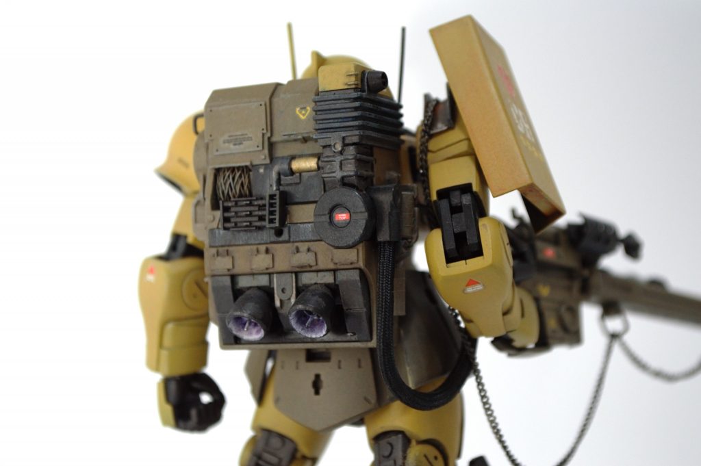 最大のチャームポイント、大型バックパックはいかにもHGなケーブル状モールドを切り捨ててメッシュに置き換えたり、めり込んでるタンク状のパーツを切り飛ばして置き換えたり工夫を凝らしました旧日本海軍製のパーツがぽろぽろ隠れてますエネルギーケーブルの受け部分はぽこんと穴が開いているとおまぬけなので、メクラを追加しました