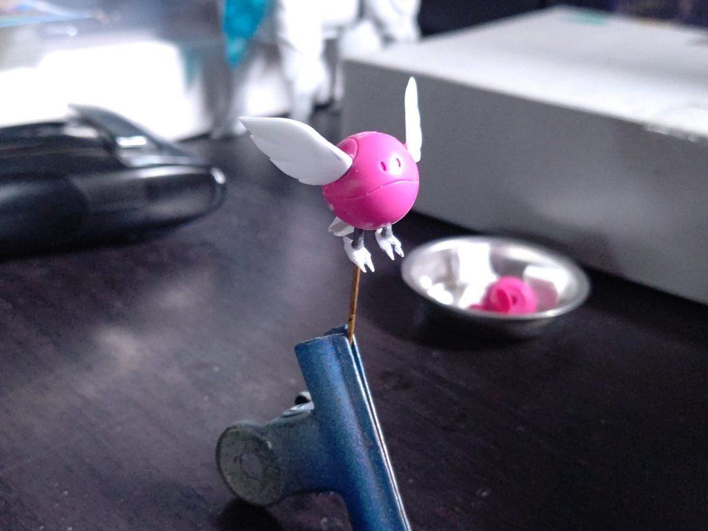 伝書ハロはFigure-rise Standard ラクス付属のピンクハロをベースに羽と手足を自作。