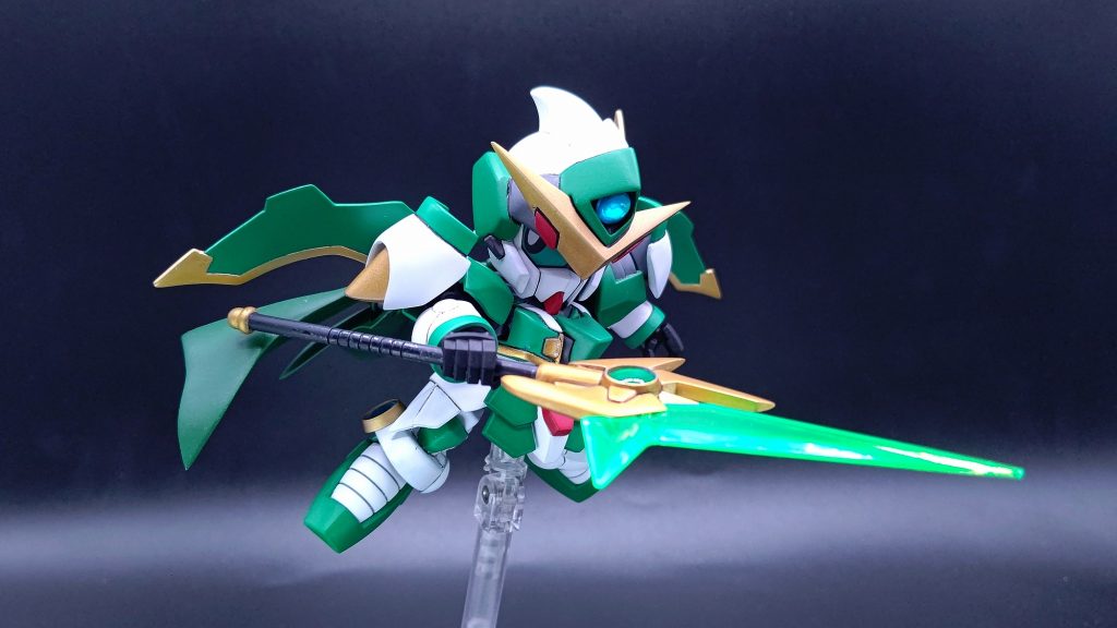 「俺に剣を使わせるとは！」法衣を開き、杖から魔力刃を伸ばして近接モードへ。