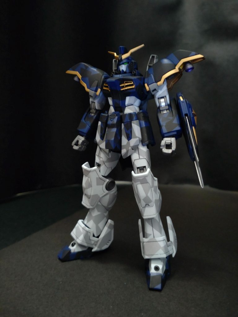 前面オリジナルの配色は踏襲しつつ、自分好みの色で迷彩塗装してみました。