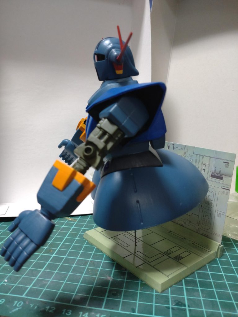 旧キットのジオングにはディスプレイベースと背景のシートが付きます。