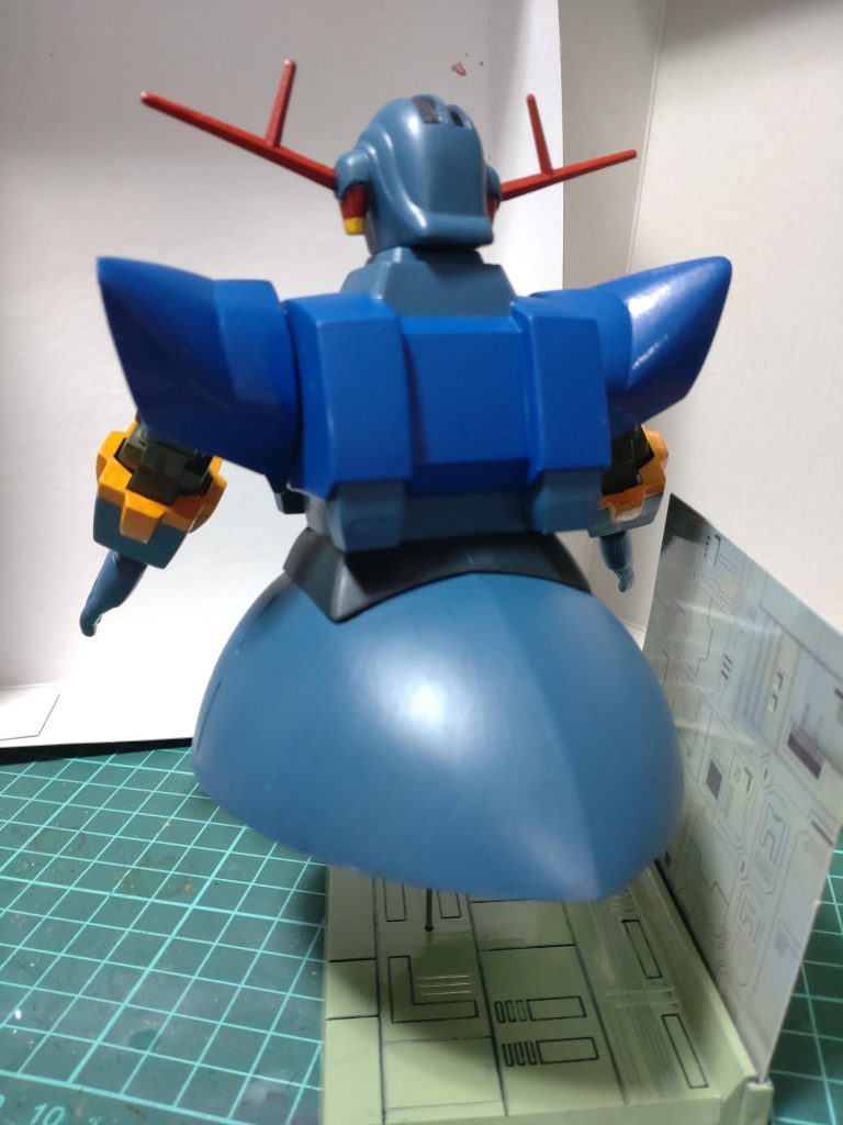 この後ろ姿…もう完璧じゃないですか?これで600円…!?今回も筆塗り全塗装。後ハメ加工と指先のビーム砲をピンバイスできれいに修整。