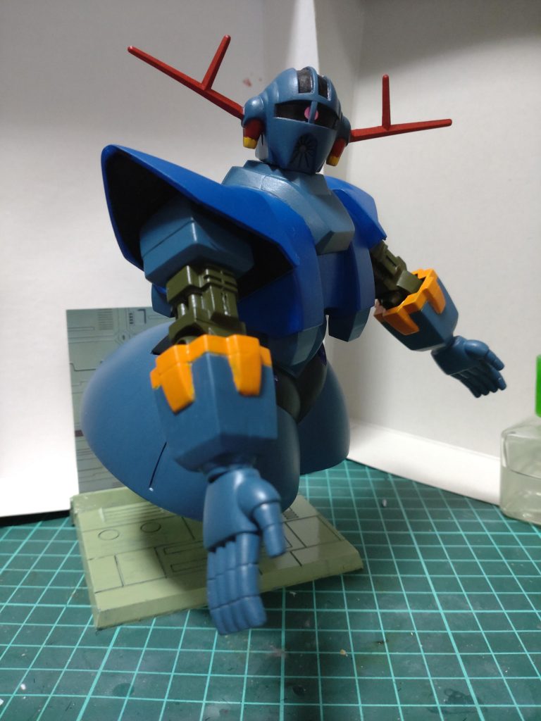 ただ凄く不安定なキットですね。腕が曲がらない変わりに金属シャフトでサイコミュを再現しているのですが、固定出来ない為にすぐ腕が落ちてきます。私のだけ?