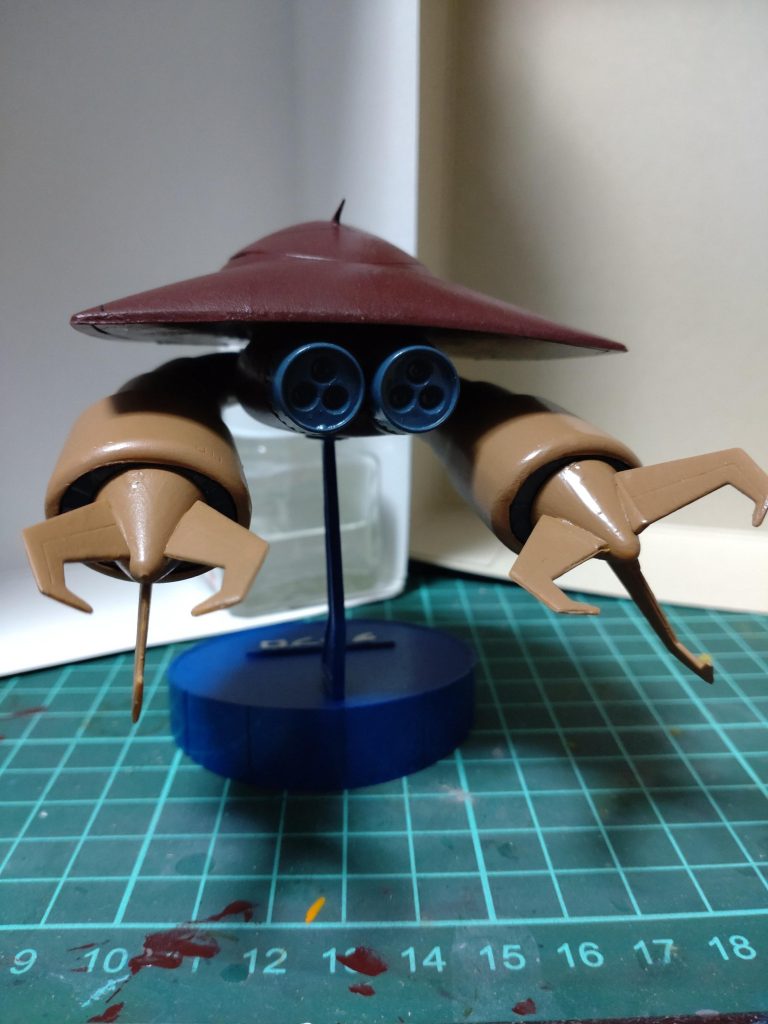 後ろ。ツメは開いた状態と閉じた状態の選択式。