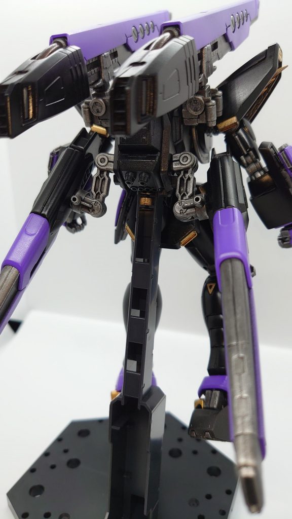 「何でこの子は動かないのよ~」ムラサキが相変わらず間の抜けた声で嘆く。「こいつを動かすには、人の処理能力だけじゃ到底足りない」ヒカルの天才性言わずもがな。それでもこの機体を制御するのは困難であった。メインのシステムであるバイオコンピューターが未搭載であるため、起動はしても、思い通りに動かすことが出来ないのだ。「ここまで、来てしまったのですね…」ナゴンは再構築されたF91見て呟き、マスクを脱いだ。