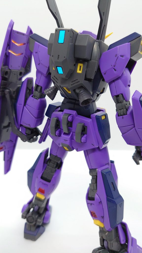 「会長はどう思います?MSの操縦が上手いって、より多く人殺せますよ、ってことじゃないですか」ムラサキは手に持った万年筆を縦に横にと、器用に回転させながら呟く。