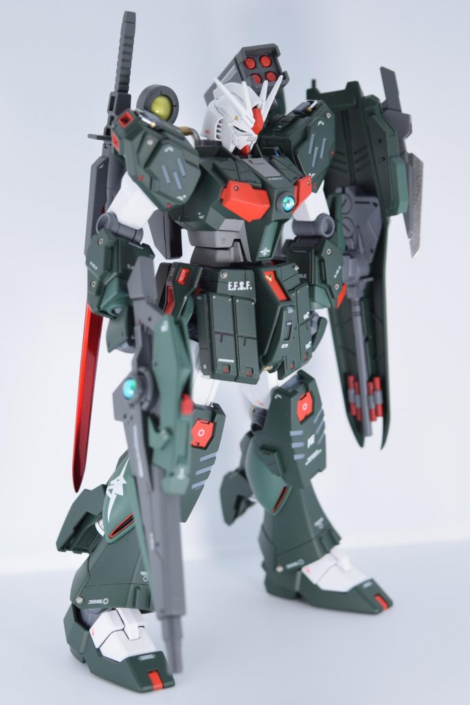 同時にパチ組して並べてみたら、「コマンドクアンタの武装νガンダムに合うんでない?」と思い立ち、組み立て一日後にクアンタは切り刻まれました。ごめんねクアンタ。