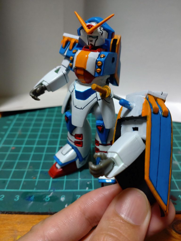 マントシールド開閉はオミット。上腕は造形すら無し、下腕は内側にしか曲がりません。サーベルは抜刀状態しか ありません。これは残念。