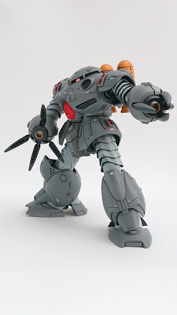 モノアイは可動式にしたかったんですが壁も残したくて・・・残したまま可動式にするアイデアが思い浮かばすWAVEさんのパーツを両面テープで張り付けました😅簡単に移動できるし壁も残せたので良しとします👍