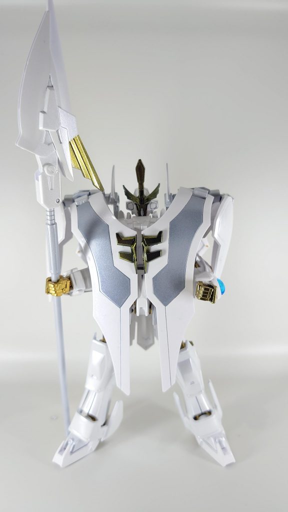 アクティブクロークを閉じた状態。成型色だとグレーっぽい色の羽部分を黒下地のパールシルバーを塗ることでいい感じになったと思います。