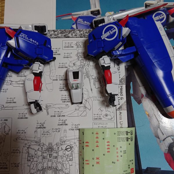 旧MG Ex-Sガンダムの制作その８です。ドライデカールとマーキングシール貼りに突入です。肩のデカールの白い丸の部分が破けてしまったので、塗装でカバーしました。前面のマーキングシール貼りが終わったところです。（2枚目）