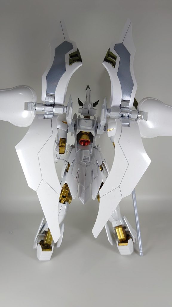 後ろ姿はこんな感じ。腰部のスミ入れもう少し綺麗に拭き取ればよかったかもですねバーニアのゴールドと内部のレッドもお気に入りです。