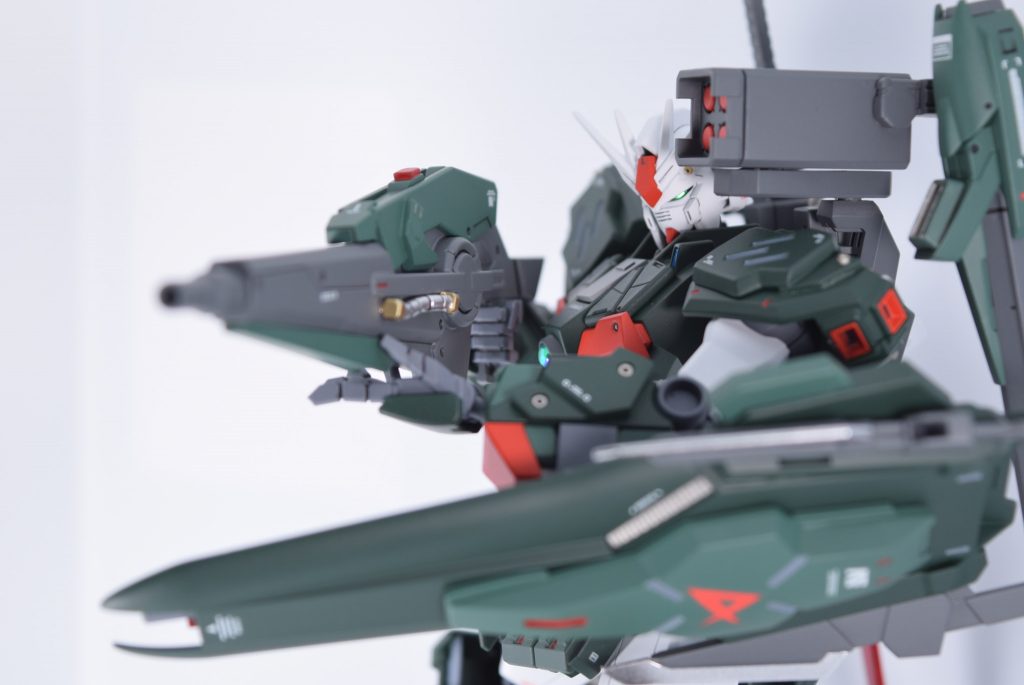 残念なのは、アクションを撮ろうとしても肩がプラプラして下がってきちゃうんですよね。膝もそう。瞬着で太らせても中々うまくいかなくて。正直これが限界でした。加工時の脱着でダメになっちゃっんでしょうね。