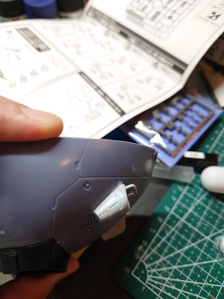 カーブかかってるパーツの隙間を埋めるのが大変でした。瞬間接着剤でやりましたが、パテのほうがよかったかな。。。と。