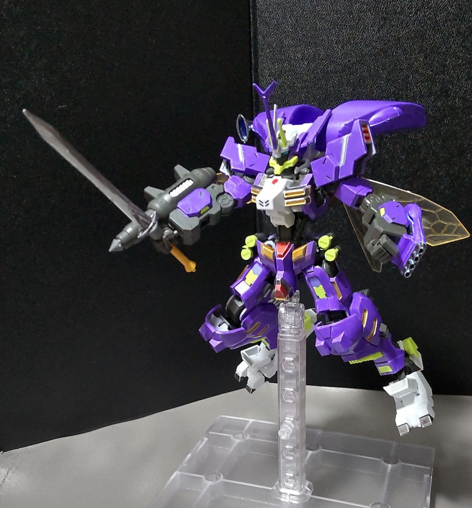 今回は背中にオーラコンバーターを付けて、頭部に角を付けてから色を塗っただけと簡単な改造でしたが、違和感無く仕上がったので良かったです。