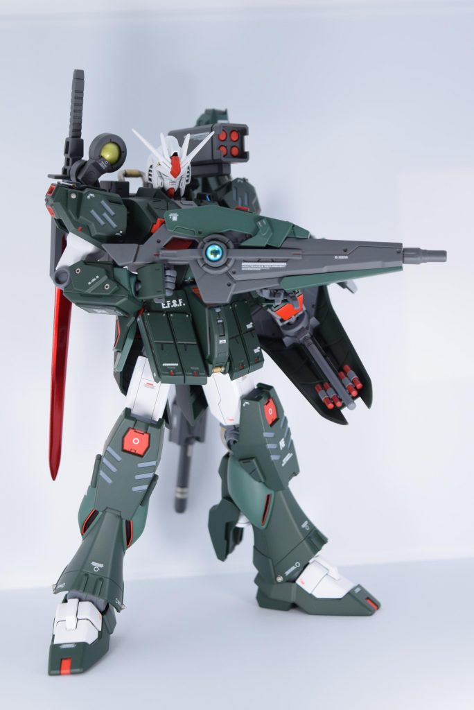 武装紹介です。といってもほぼコマンドクアンタみたいなもんですが。ライフルは中の人繋がりで、リボーンズガンダムから拝借しました。作成中に流し込み接着剤をぶちまけ、ディティールやら溶けちゃいまして・・・。でもリカバリーできたからヨシ!