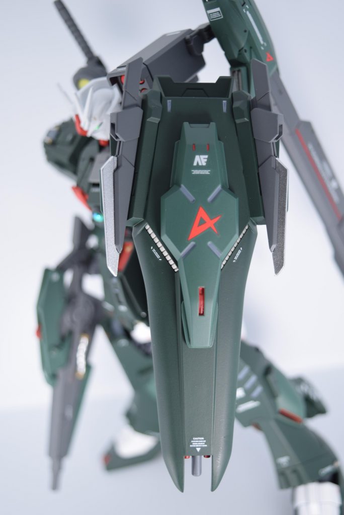 GNナイフはνガンダムのシールドに貼り付けました。GNソードと区別したかったので、刀身はシルバーにしています。こちらもサブ兵装ですので、出番はあまりないかも。シールド裏のミサイルもそのまま付けてあります。