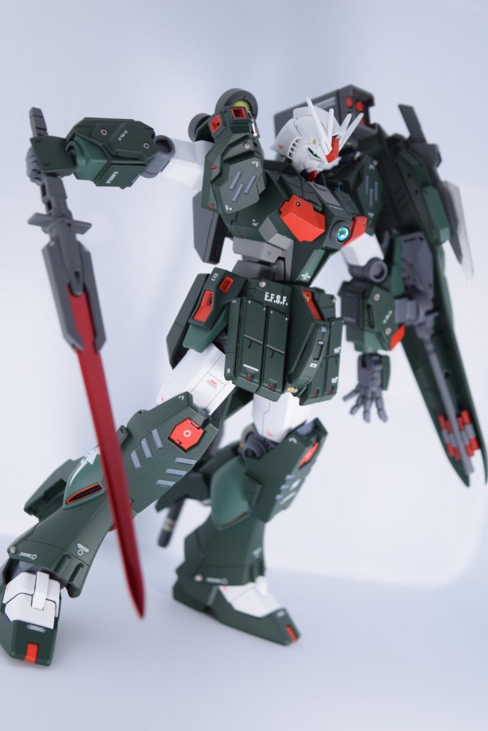 GNソードはそのまま使用。左前腕にビームサーベルはありますが、近接戦闘のメインはこれです。クリアレッドのキャンディ塗装にして、ちょっぴり特別感を出したつもりです。が、写真が暗いしピント合ってないから全然テカってないorz。