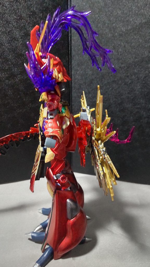 董卓のバックパックにある焦熱刀のマウント部分の隙間にウォーロックイージスのリアアーマーがすっぽりハマるという発見があったので、そこに窮奇の広莫殲陣を付けました。その為、脱着可能になってます。