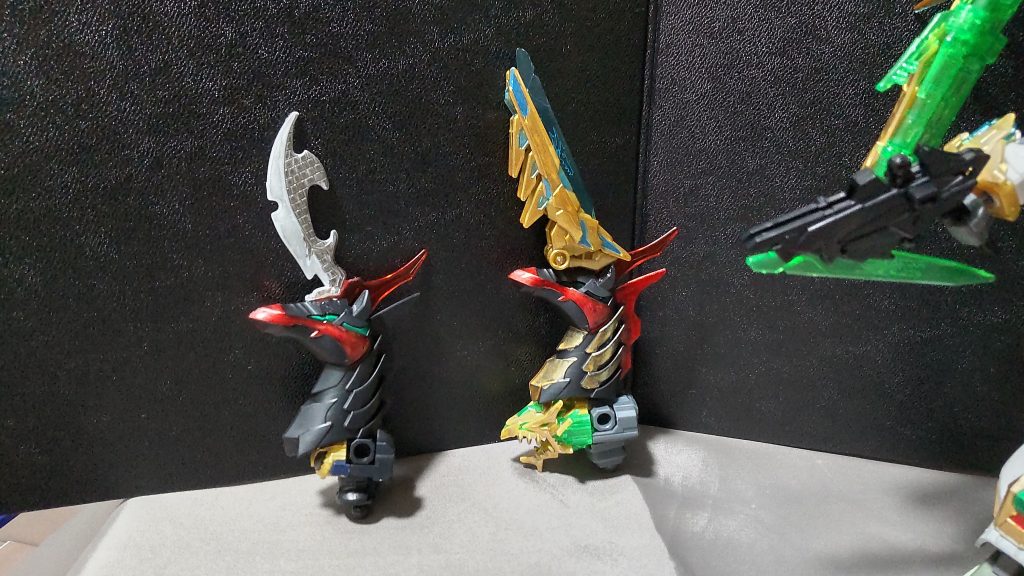 ○ダンコーンシステムについて前作の代わりに新しいのを作成（右側）新しいダンコーンの頭頂に龍締破刃を接着させています。そのままでも戦えますが、ブレード展開機能もあり更に攻撃力UPします。以前装備されていたドラゴンフェイスのような鎧はダンコーンシステムの土台になってもらいました。この部分からはダンコーン・キャノン、通称「断魂砲」（だんこんほう）も放てます。