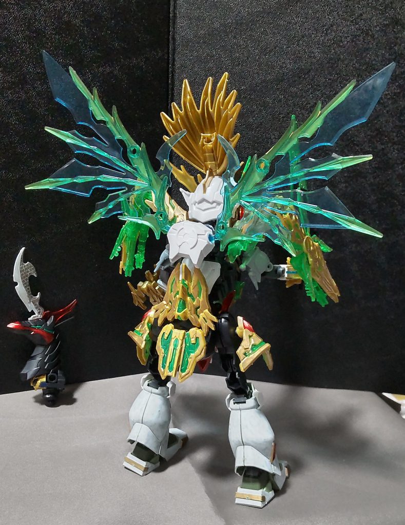 リアビュー背中にバックパックを追加し、シャイングラスパードラゴンから翼を移植。これで空を飛べるようになりました。※バックパック自体は外せますので、他のSD達に取り付けることができます。