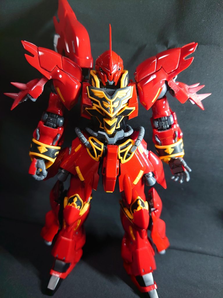 素組みエングレービングのメッキをそのまま使用しようかとも考えたのですが、どっかの魔戒騎士みたいな質感だったのでキッチンハイターではがしました……