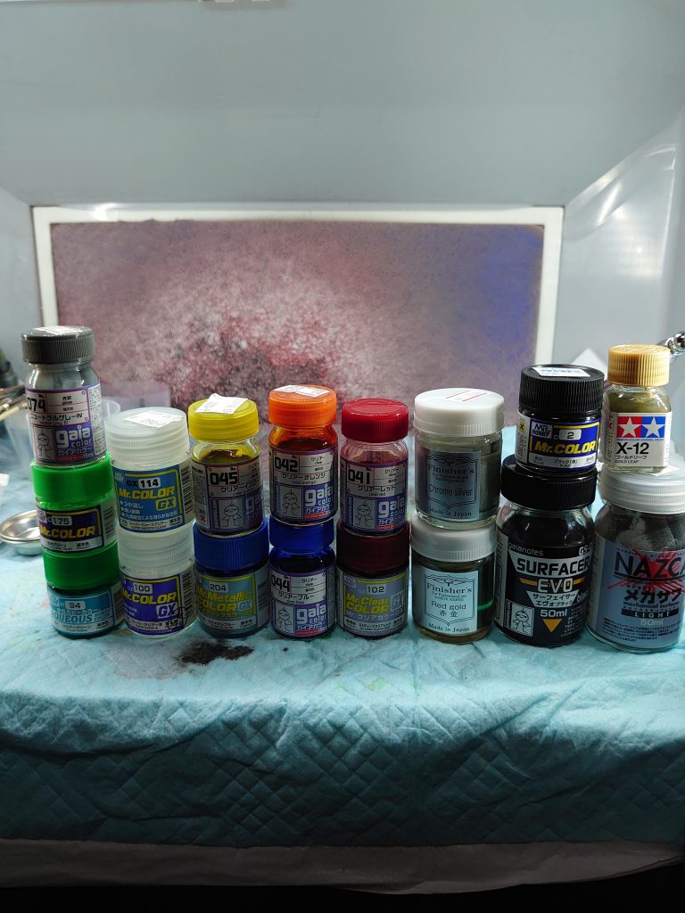 今回使用した塗料です。初めてのキャンディ塗装でしたが、ホコリとの戦いがしんどい………キレイに仕上げるには私の汚部屋では無理でした……途中からは開き直りホコリがついても気にせず楽しく作業できました!キャンディ塗装が映えそうなキットが手に入ったらまた挑戦したいですね!最後まで見てくださりありがとうございました!