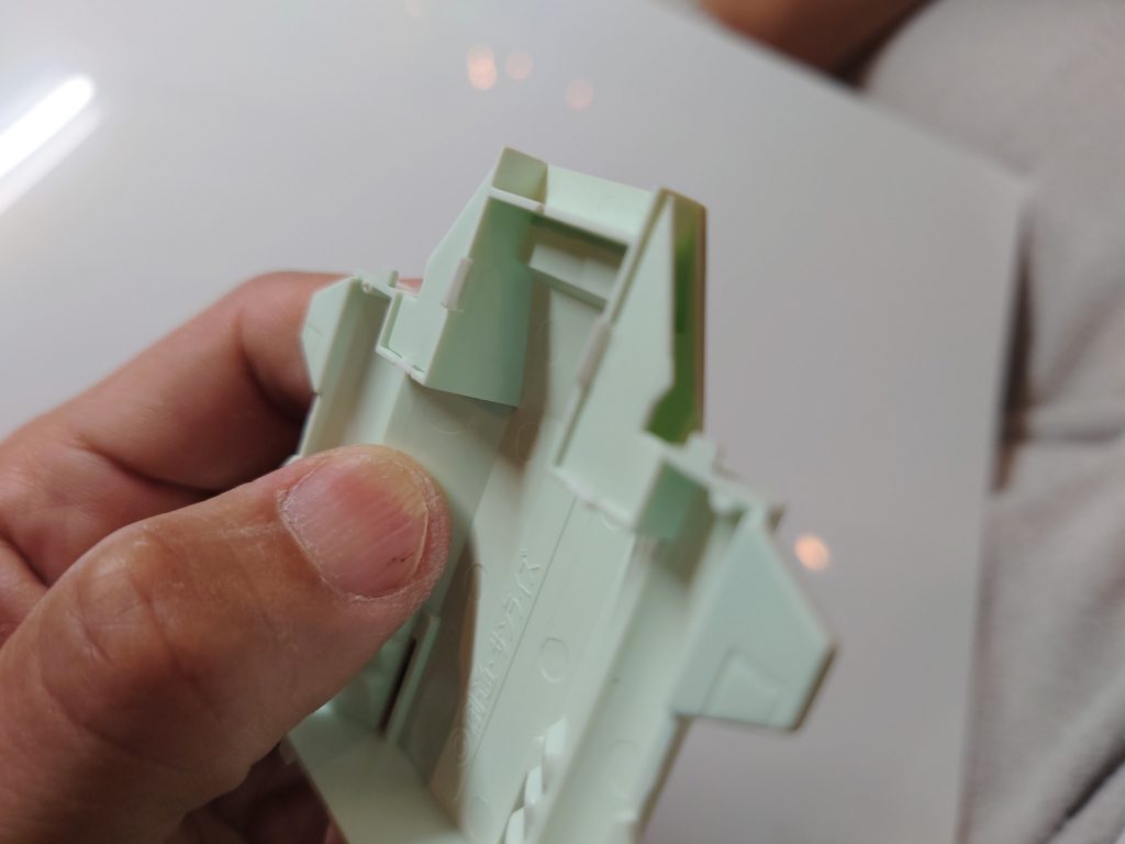 旧キット、隙間が多くて、プラバンなどで埋めました。