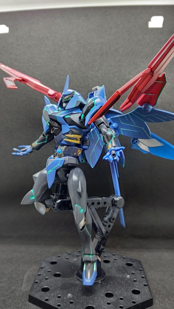 折りたたむと腰アーマーになるこのウイングですが、ダブルリベイクライフルや元パーツの位置変更を行い、より大きくなるようにしました。また、内側にはスジ彫りし、ガンマカのメタグリーンで塗装しました。