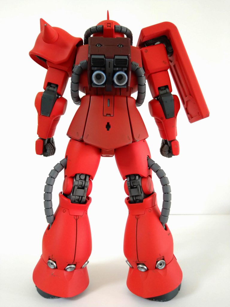 後。しかし当時からずっと思ってました。『アレ、赤っていうかピンクじゃないの?』。。。いや、分かりますよ。アレが赤だという事は。私も当時を生きた普通の人間ですから。でもね。思うワケです。普段はおかしな迷彩ばかり塗って喜んでるおじさんがせっかく『ちゃんとシャアザク作ってみよう』とか決心するワケですから、積年のツッコミ念波に従ってもいいんじゃないかと。