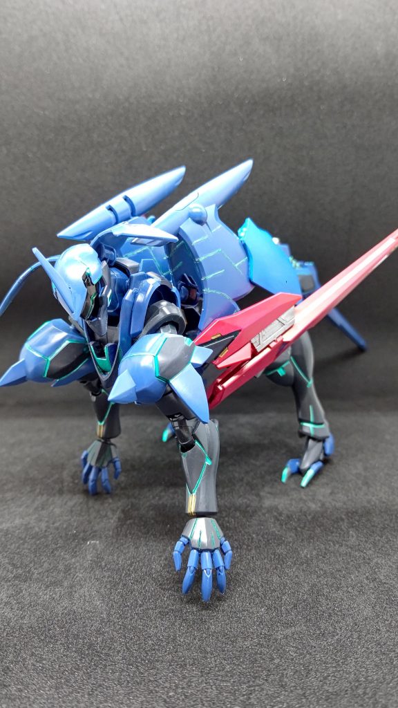 そして、変形の長距離飛行モードウイングを折りたたむとより生き物らしいですね、確かにザクなどとはまったく別の敵に見えます。