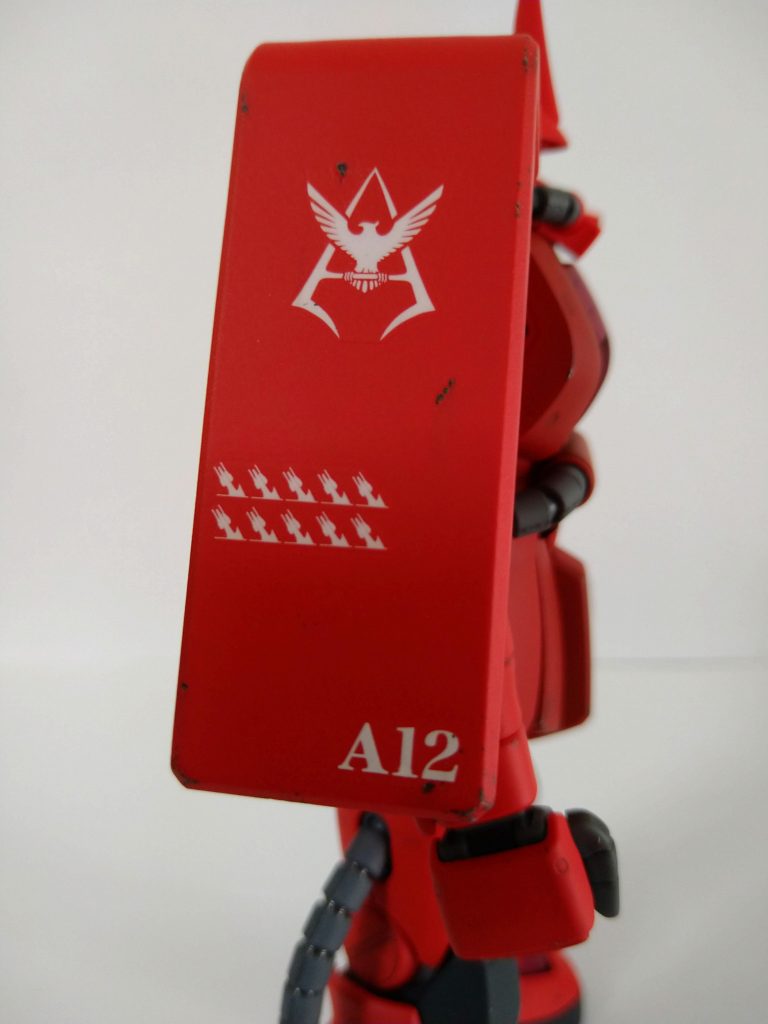 そこで!じゃあ『ホントに赤い彗星』にしてみようという事になりました。勿論、原典へのリスペクトは失ってませんので、お許しを!ちなみに初のエース機なので、普段は貼らないデカールも少し貼ってみたりして。シールドがメインですが、胸や足の甲にも少しだけ貼りました。やってみた感想ですが、『皆さん、よくやってんなあ!』です。私、性格が神経質なので、寸分違わずとか左右対称とか、気絶しそうでした(笑)結局物足りない印象になり、いつものワザ(剥げとか汚し)で実存感を増して誤魔化す事に(笑)まぁ、いつもよりだいぶ控え目ですが。