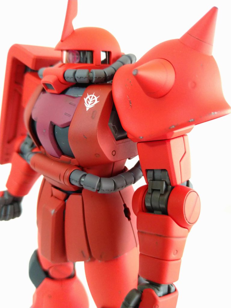 カラーリングについては、かなり悩みました。赤くしようとすると、どうしてもORIGINやジョニーさんがやってくるのです。ヤツら後付けキャラのクセに存在感が強すぎて、『元祖の赤』イメージを邪魔されてプランは何度かご破算に(笑)結果、カラーリングは以下です。 ・胴体∶黒サフからのモンザレッド ・その他∶白サフからのシャインレッド ・バックパック∶マルーン ・胸、足の甲∶シャアレッド実はモンザレッドもシャインレッドも、思った以上に『赤』だった為、差をつけるのにサフも、グレー、白、黒と試行錯誤しました。結局、挿し色に使ったシャアレッド(小豆っぽい色)にだいぶ救われて、まあ、何とか着地出来た様な(笑)