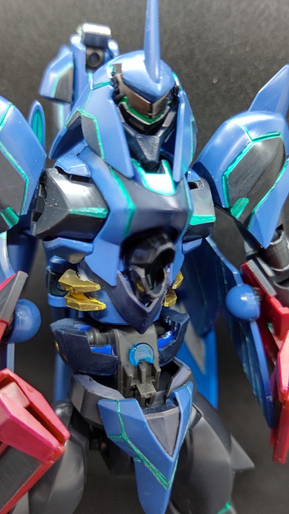 胴体はHGグリムゲルデの腰パーツを使い延長、側面をHGガンダムレギルスのパーツを使い、HGトランジェントガンダムからブルーのクリアパーツを使用しました