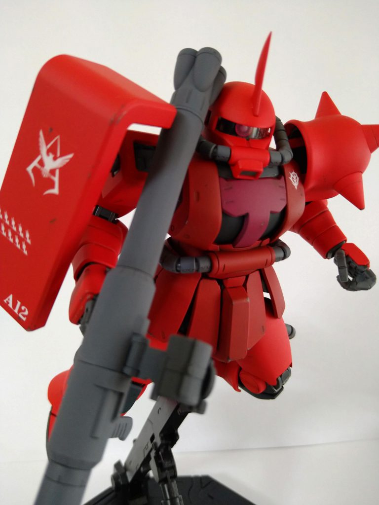 MG(Version2.0)のパケ絵ポーズを再現。うーん、赤過ぎるのと撮影技術のアレさで、なんか写真がにじんだ感じですね。無念(泣)