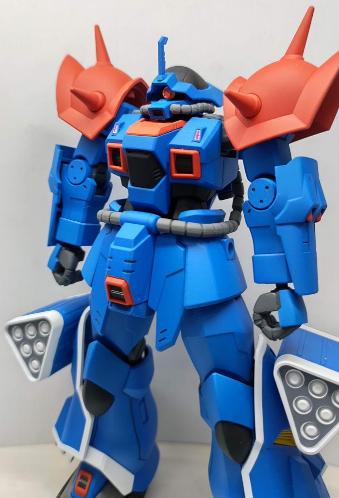 色分けはちょっと微妙でシール多めです。足の追加装甲の白い部分もシールで補う必要があるのですが、今回は塗装で再現してみました。近くで見ると粗も目立つのですが、写真では合格点かな（笑）